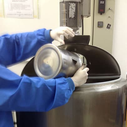 Uma pessoa preparando produtos